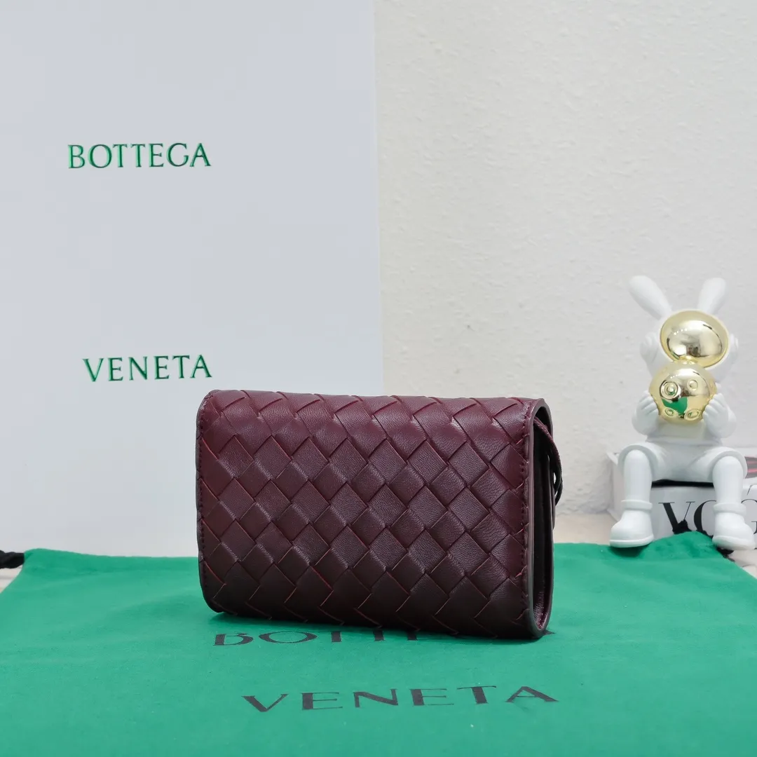Batch 1160 BV Andiamo clutch wallet is super high-end🤎🤎How come the long clutch bag is so exquisite~ The braided style bag surface paired with all-copper hardware is really warm and high-end. The bag body is super light and can be grabbed easily! It can store a lot of small items and large mobile phones ~ very practical for daily use. Style number: 1504 Size: 19*11.5*3